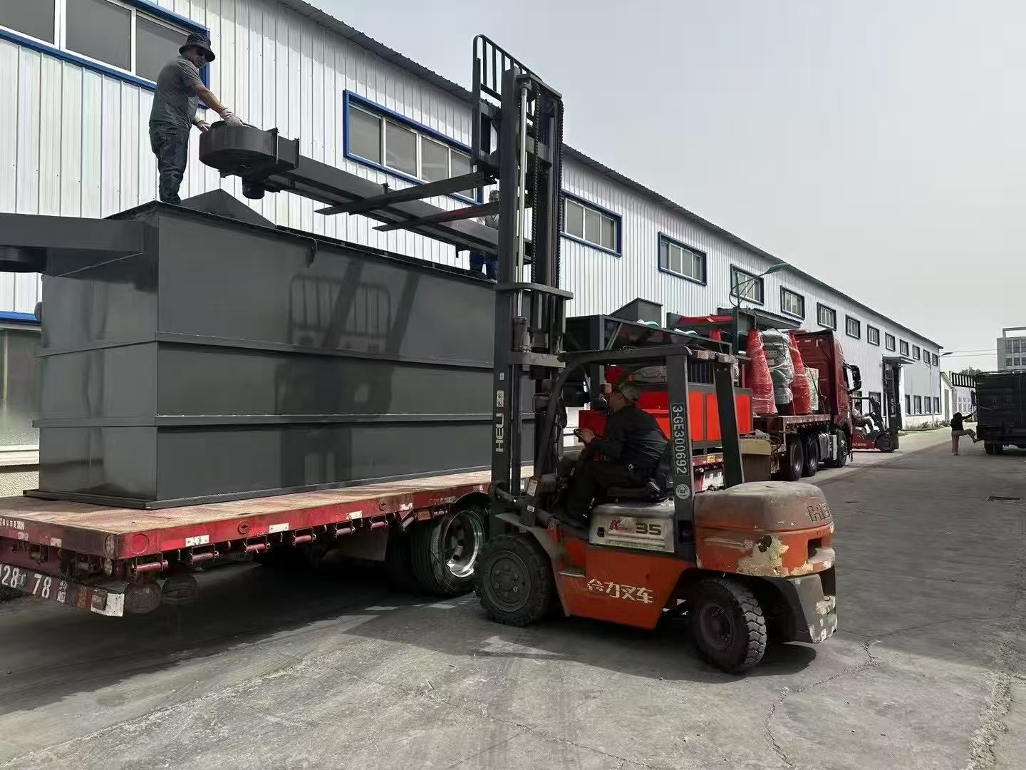 大型線路板回收設備發(fā)貨第二車